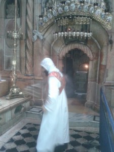 Sirijski redovnik posvećuje Sveti Grob